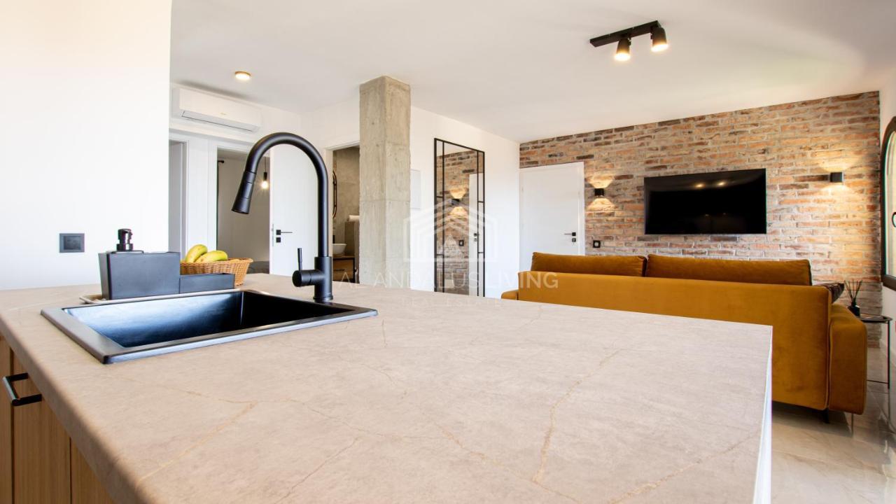 Apartamento Contemporary Loft Style With Amazing Sea Views And With Direct Access To The Beach From The Community *
