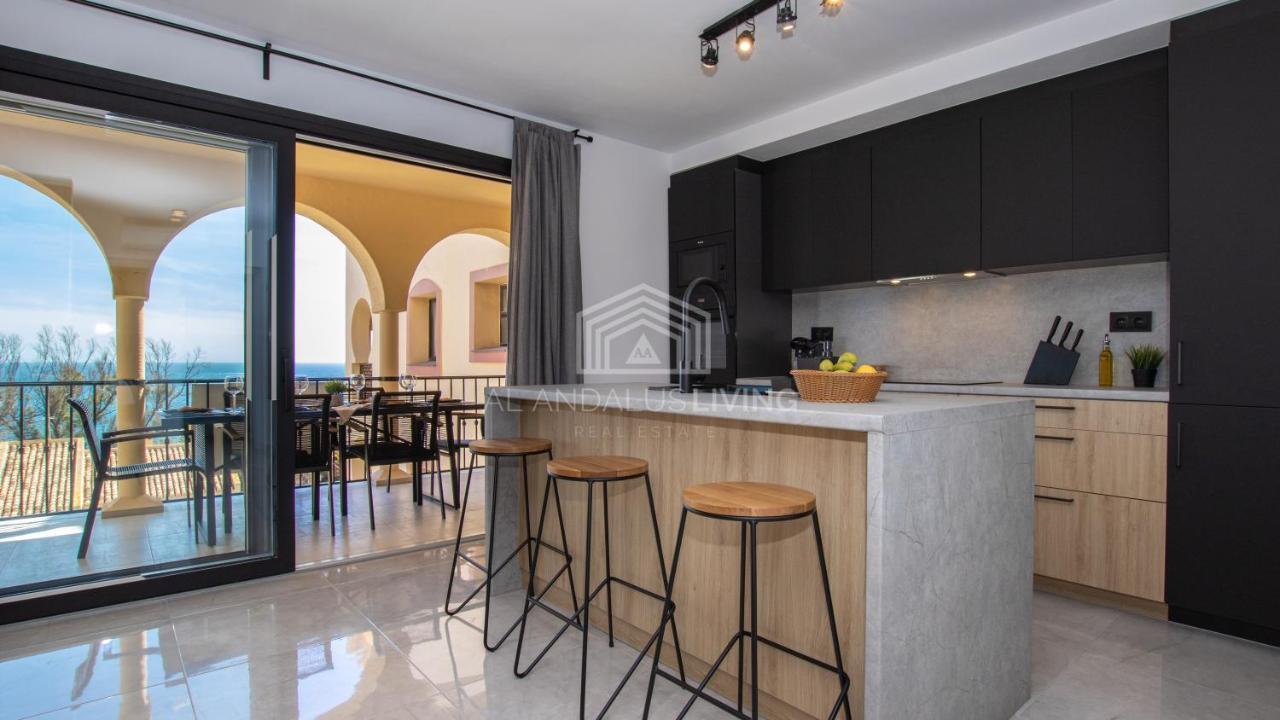 Contemporary Loft Style With Amazing Sea Views And With Direct Access To The Beach From The Community Apartamento